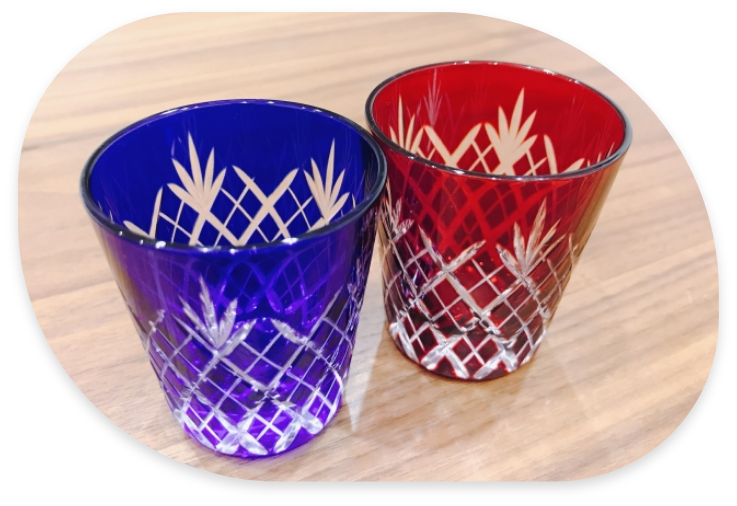 画像：切子の施された赤と青のグラス
